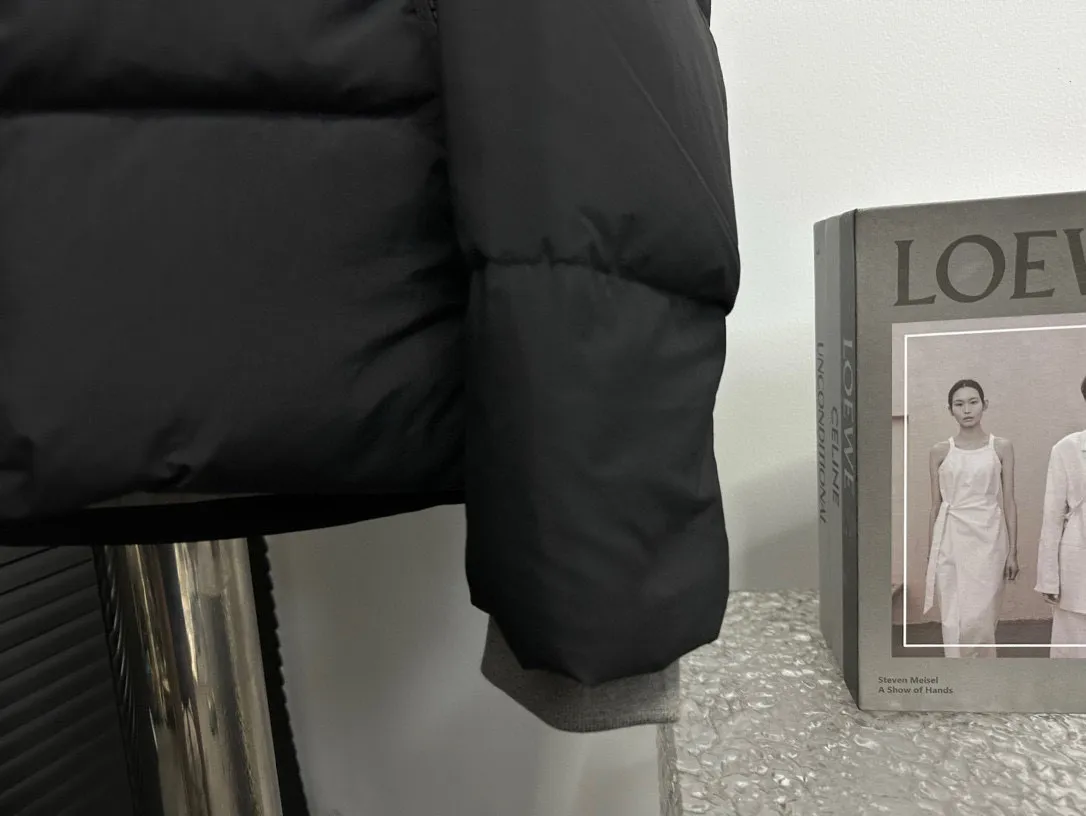 P780 【𝗖𝗔𝗡𝗔𝗗𝗔 𝗚𝗢𝗢𝗦𝗘】Capsule Series Macaron White Label Fabric: Made of soft EnduraLuxe fabric imported from DuPont, CORDURA, USA, which enhances the durability of easy-to-wear parts, is lightweight and durable; the liner is made of 400T anti-velvet gallbladder, which is comfortable, soft and non-velvet. : Equipped with a detachable hood, which can be adjusted in two directions, and is also filled with down, which brings greater softness and wrapping around the head and neck, and is full of warmth. This parka features white trim on the back and sides, and the hardware locks are all original and custom-made to match the muted fabric color. Goose label: The official website’s new series of silicone material labels, non-embroidery labels. Length: Fit hip-length. Size: XS-L